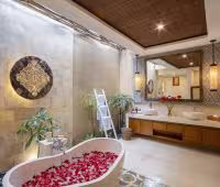 Villa Inara, Master Bathroom